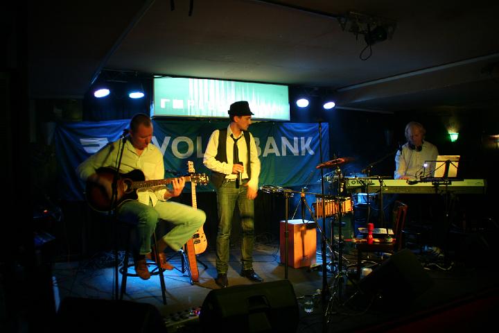 2008-11-28 M3_live at replugged 098.jpg